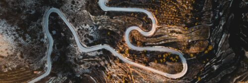 Gewundene Straße, die auf einen Berg führt