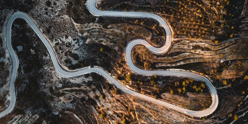 Gewundene Straße, die auf einen Berg führt